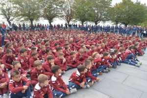 I ragazzi e le ragazze del Torino a Superga (foto Fb Torino Football Club)