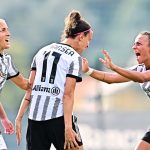 Barbara Bonansea esulta con Arianna Caruso dopo il secondo gol (foto juventus.com)