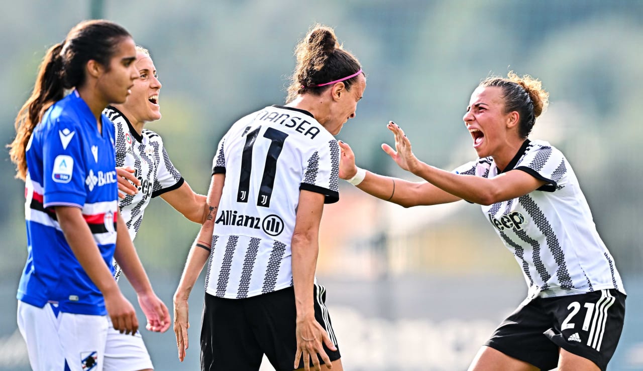 Barbara Bonansea esulta con Arianna Caruso dopo il secondo gol (foto juventus.com)