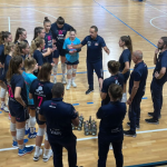 Coach Ingratta e le ragazze dell'Agil Igor Volley (foto agilvolley.it)