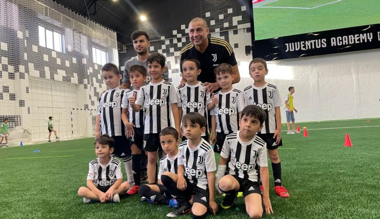 David Trezeguet e i ragazzi della Juventus Academy nel Tagikistan (foto juventus.com)
