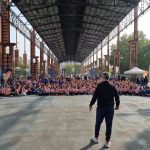 Il coordinatore regionale Luciano Loparco e i 600 bambini coinvolti nei Play Days (foto Fb FIGC Piemonte e Valle d'Aosta)