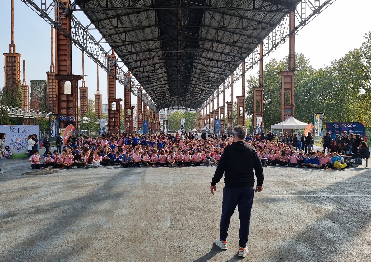 Il coordinatore regionale Luciano Loparco e i 600 bambini coinvolti nei Play Days (foto Fb FIGC Piemonte e Valle d'Aosta)