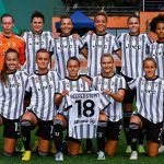 Juventus Women, le ragazze mostrano la maglietta di Beerensteyn (foto Fb Cecilia Salvai)