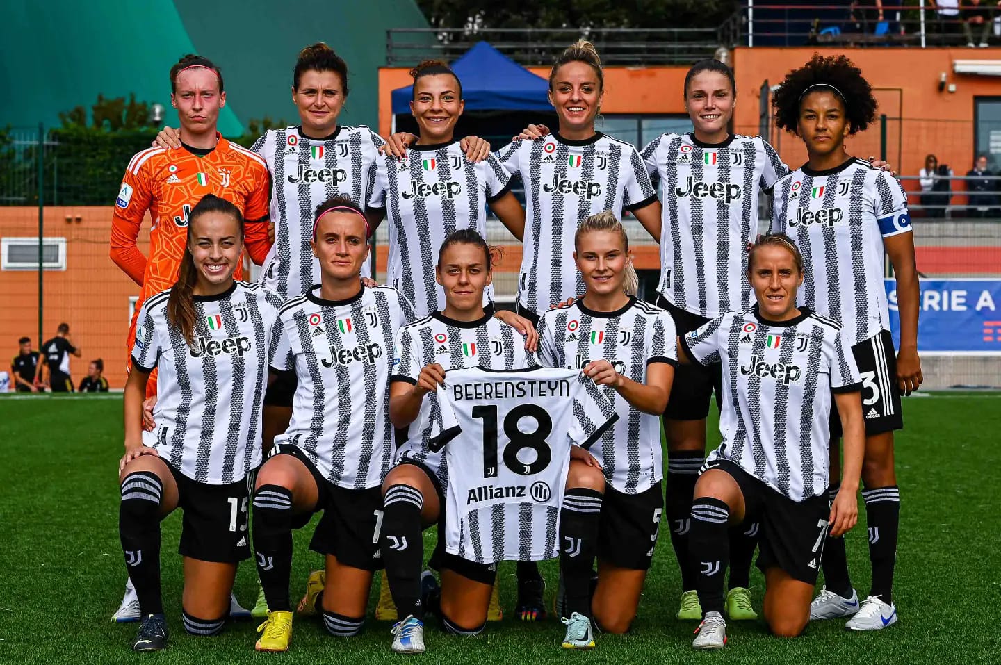 Juventus Women, le ragazze mostrano la maglietta di Beerensteyn (foto Fb Cecilia Salvai)