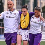 Michela Catena esce dal campo dolorante (foto Fb ACF Fiorentina Femminile)