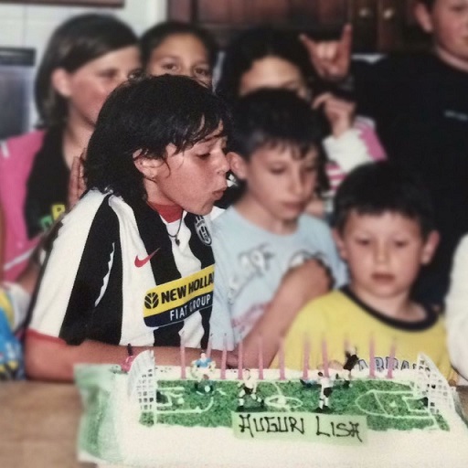 Una foto di Lisa Boattin da bambina con la maglia della Juventus (foto Fb Lisa Boattin)