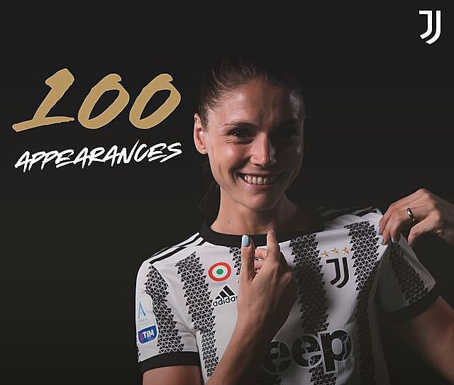 Cecilia Salvai alla centesima presenza con la maglia della Juventus Women (foto Instagram juventuswomen)