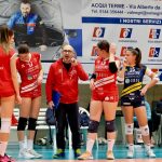 Coach Marenco e le ragazze di Arredo Frigo Valnegri Acqui (foto Fb Pallavolo Acqui Terme)