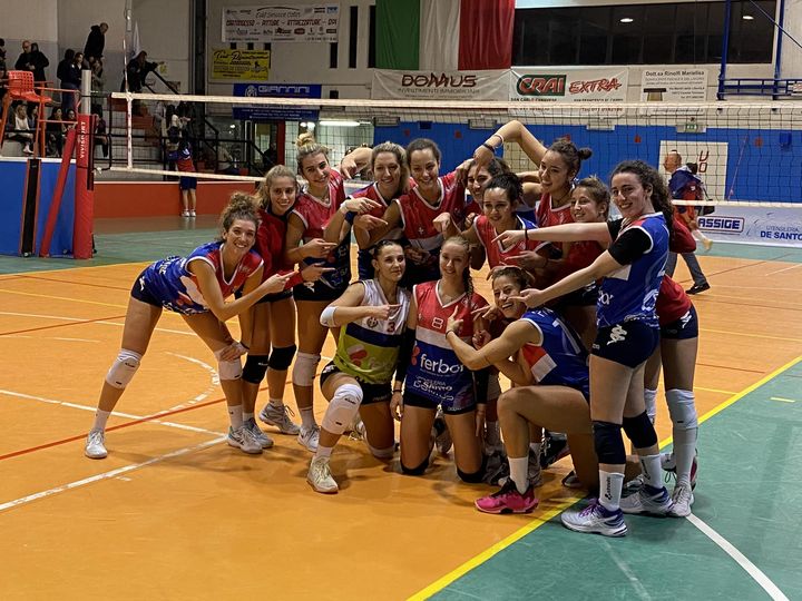 Il Caselle Volley vince al tie break contro Volley Parella Torino (foto Fb Caselle Volley Official)