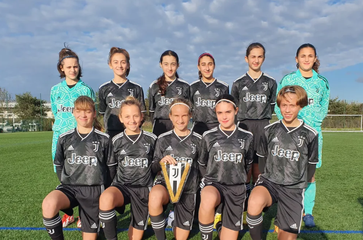 Le Under 13 della Juventus Women prima dell'amichevole a Lione (foto juventus.com)