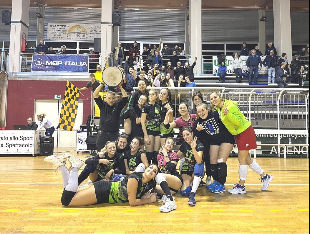 Le ragazze della Volley Valsangone vittoriose con il Villanova (foto Fb Val Sangone Volley)