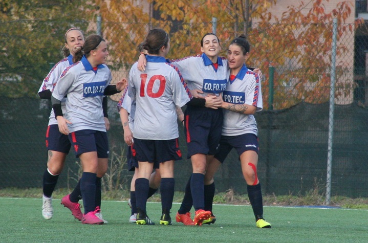 L'esultanza delle ragazze del Pianezza dopo il primo gol al Torino Women