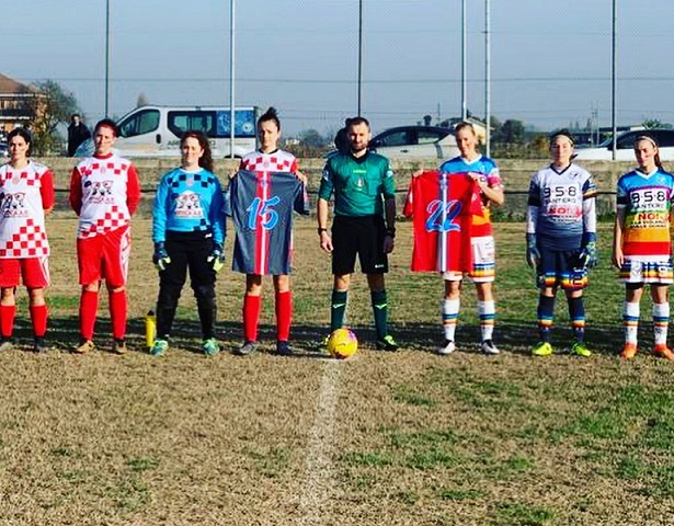 L'inizio partita di Racco-Area Calcio Alba Roero (foto Fb ASD Racco Women 86)