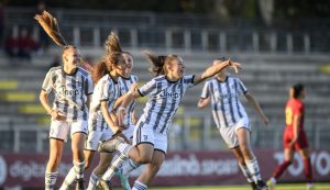 Marta Zamboni segna il gol del pareggio contro la Roma (foto juventus.com)
