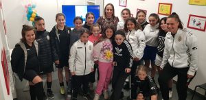Alice Pignagnoli con le bambine e le ragazze della Femminile Juventus